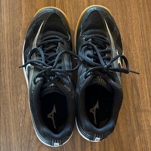 Mizuno Women's Black and Silver Athletic Shoes - Size 7